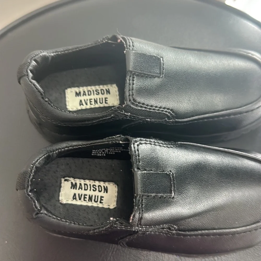 Madison Avenue Boys Black dress shoes size 7.5‎